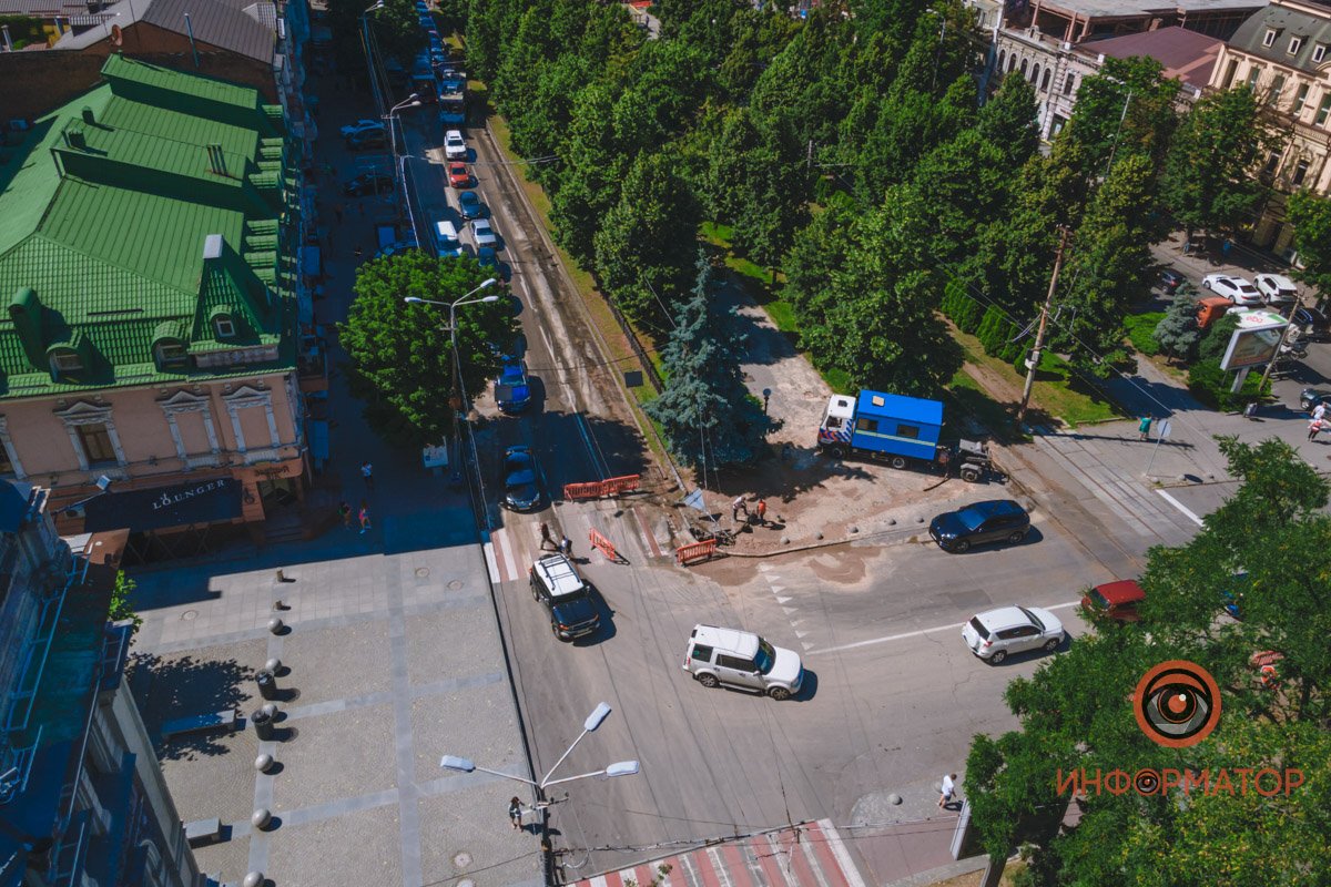 Также перекрыли две левые полосы проспекта Яворницкого в сторону памятника Славы