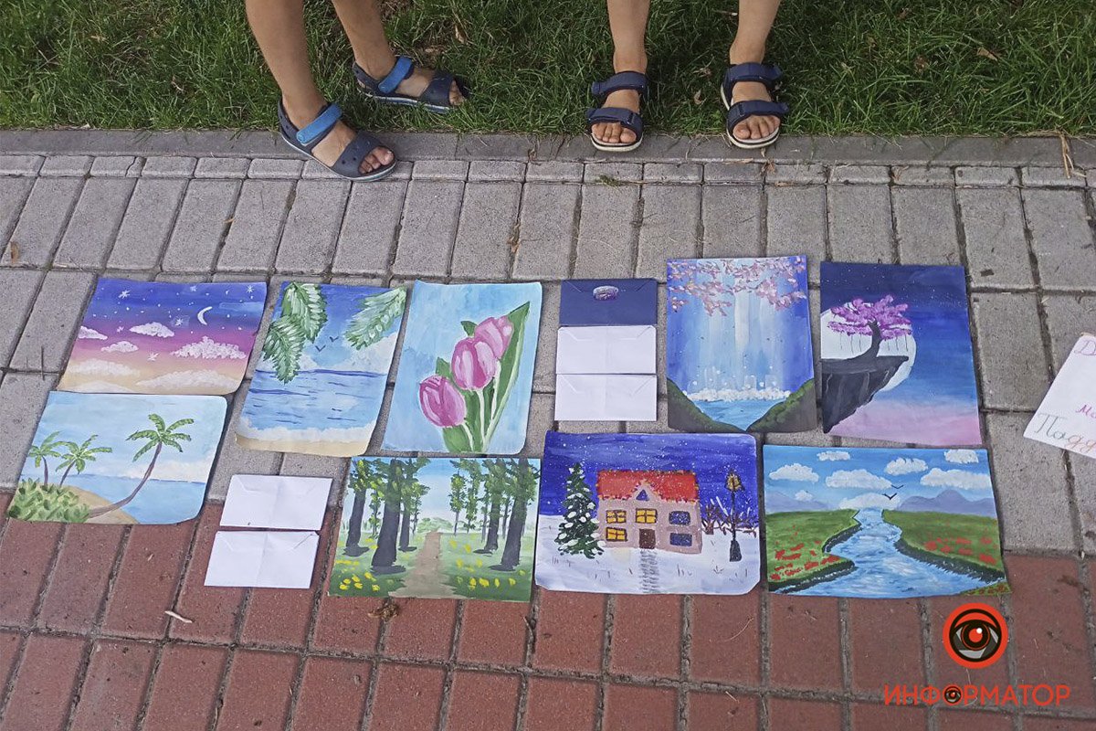 В Днепре на бульваре Славы юный художник продавал свои рисунки