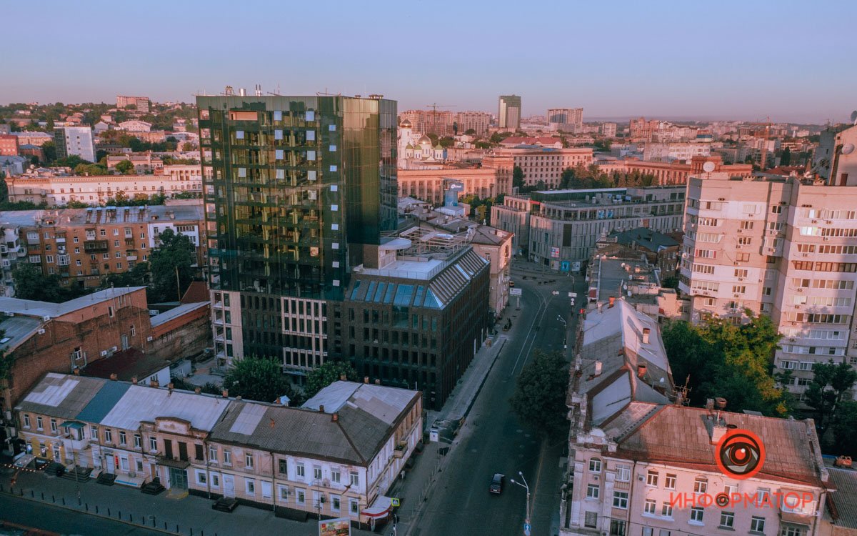 Когда на градостроительном совете проект здания еще только презентовали, комиссия рекомендовала пересмотреть фасад, так как он повторял ТЦ Passage Когда на градостроительном совете проект здания еще только презентовали, комиссия рекомендовала пересмотреть фасад, так как он повторял ТЦ Passage