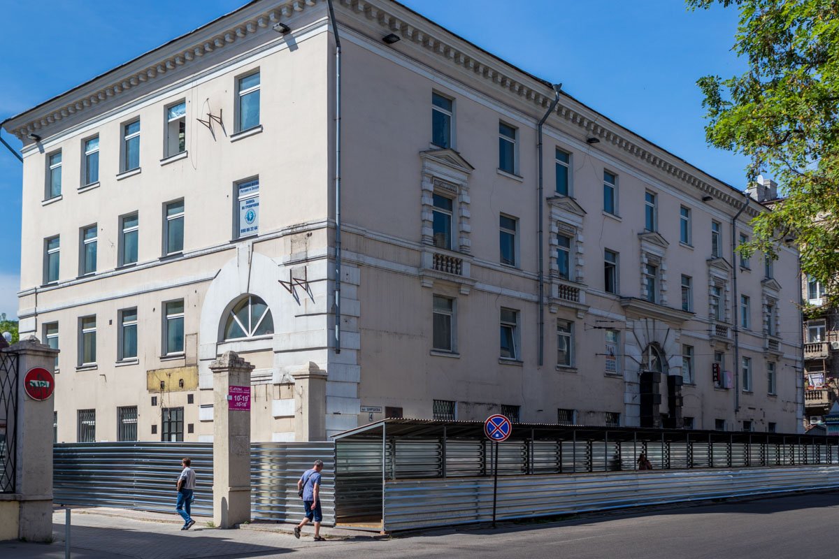 Раньше в здании находились разные офисы и кафе Раньше в здании находились разные офисы и кафе