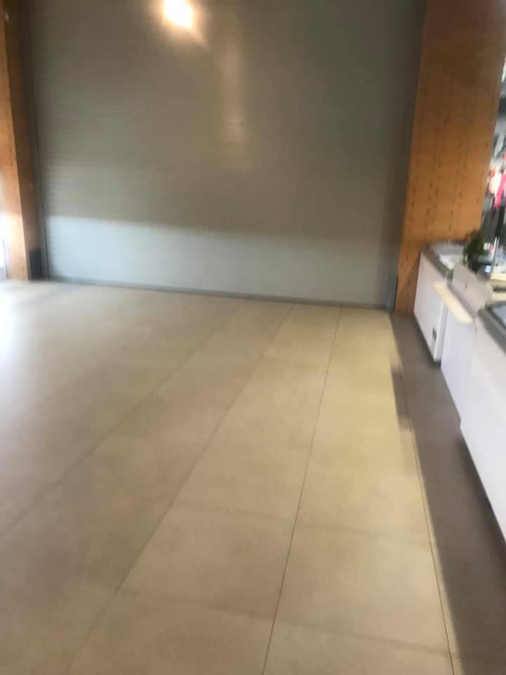 За спиной у женщины опустились роллеты За спиной у женщины опустились роллеты