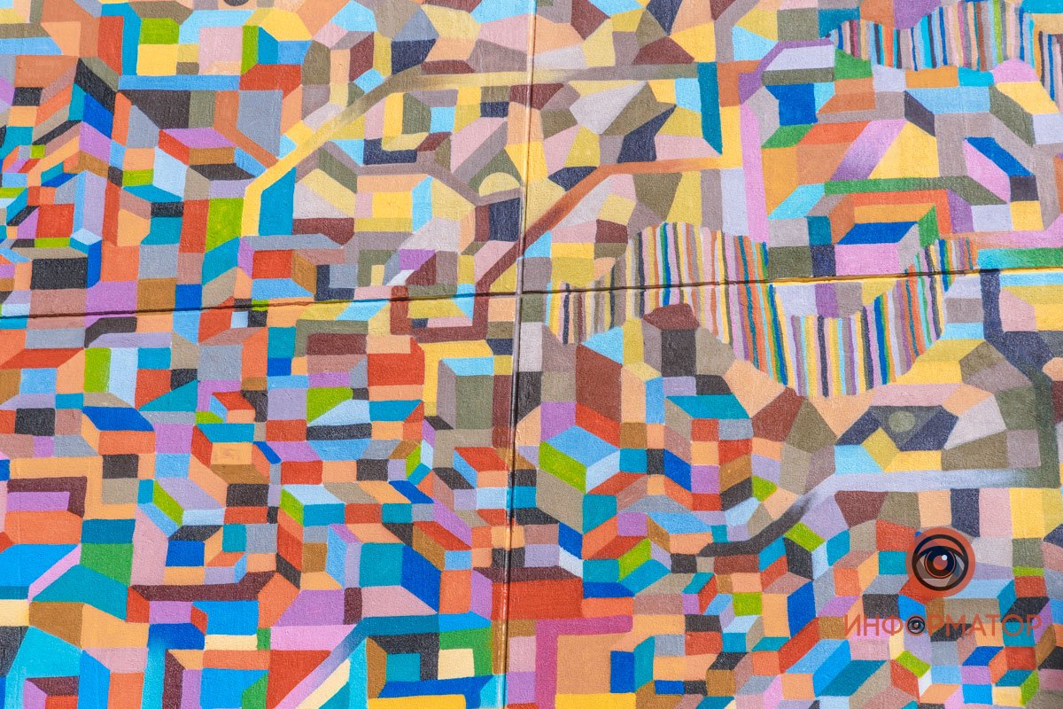 Причудливые формы и сотни оттенков: в Днепре на фасаде Строительной академии французский художник нарисовал красочный мурал 2