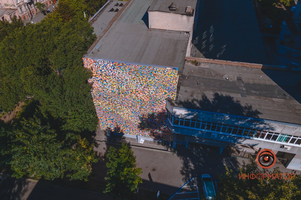 Причудливые формы и сотни оттенков: в Днепре на фасаде Строительной академии французский художник нарисовал красочный мурал 4