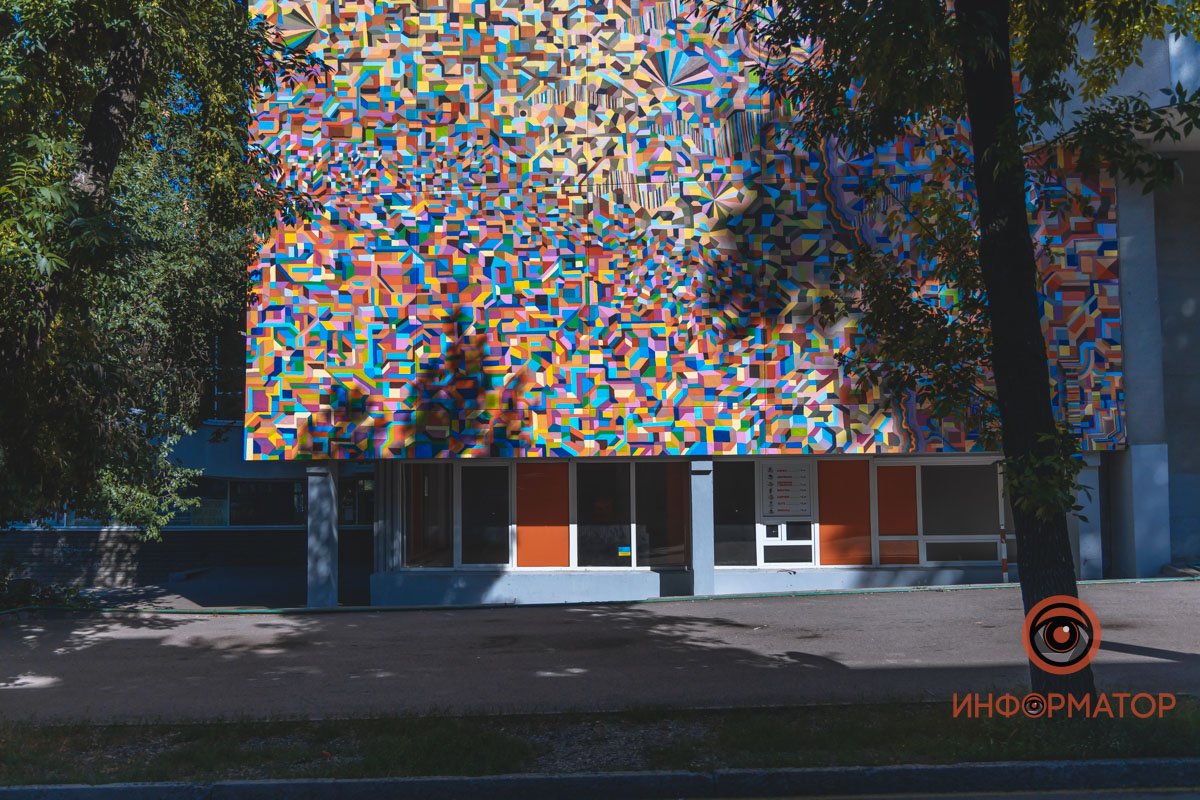 Причудливые формы и сотни оттенков: в Днепре на фасаде Строительной академии французский художник нарисовал красочный мурал 5
