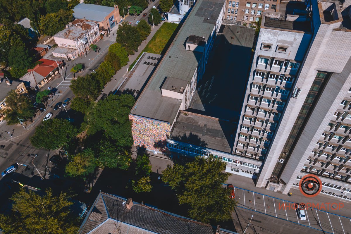 Причудливые формы и сотни оттенков: в Днепре на фасаде Строительной академии французский художник нарисовал красочный мурал 7