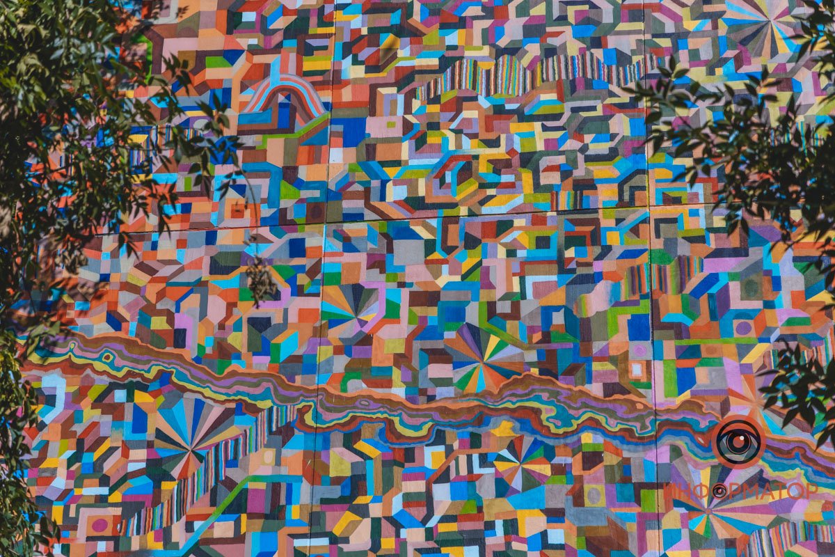 Причудливые формы и сотни оттенков: в Днепре на фасаде Строительной академии французский художник нарисовал красочный мурал 8