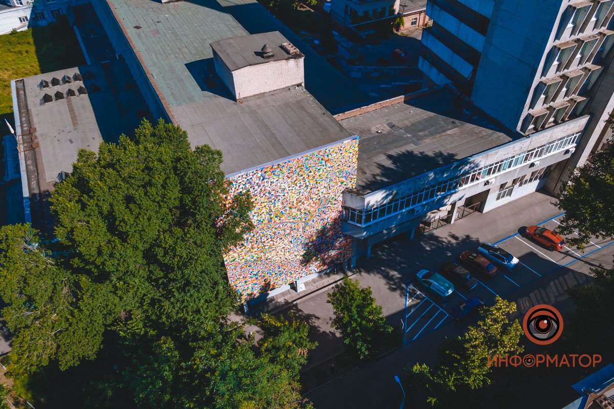 Причудливые формы и сотни оттенков: в Днепре на фасаде Строительной академии французский художник нарисовал красочный мурал 9