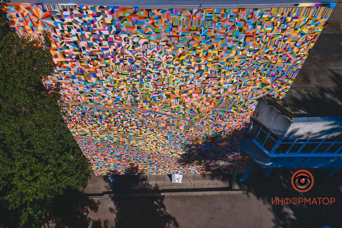 Причудливые формы и сотни оттенков: в Днепре на фасаде Строительной академии французский художник нарисовал красочный мурал 10