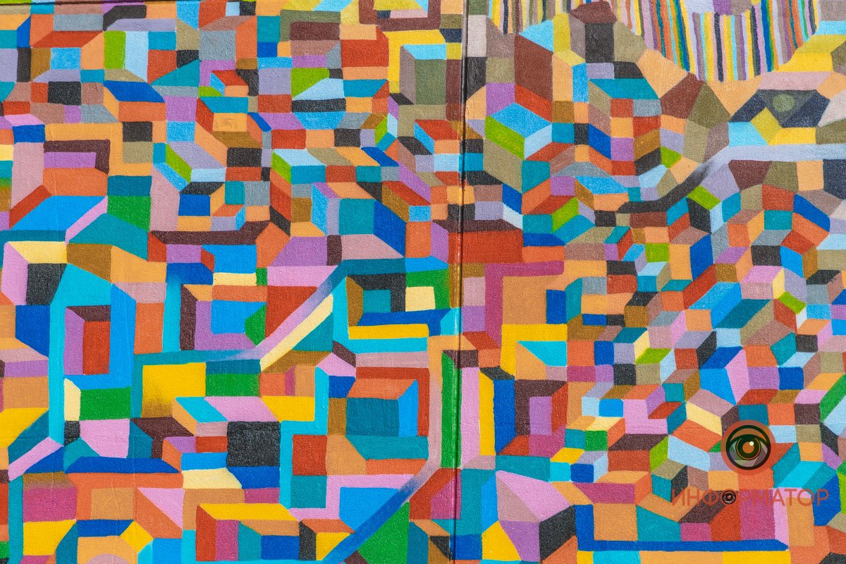 Причудливые формы и сотни оттенков: в Днепре на фасаде Строительной академии французский художник нарисовал красочный мурал 11