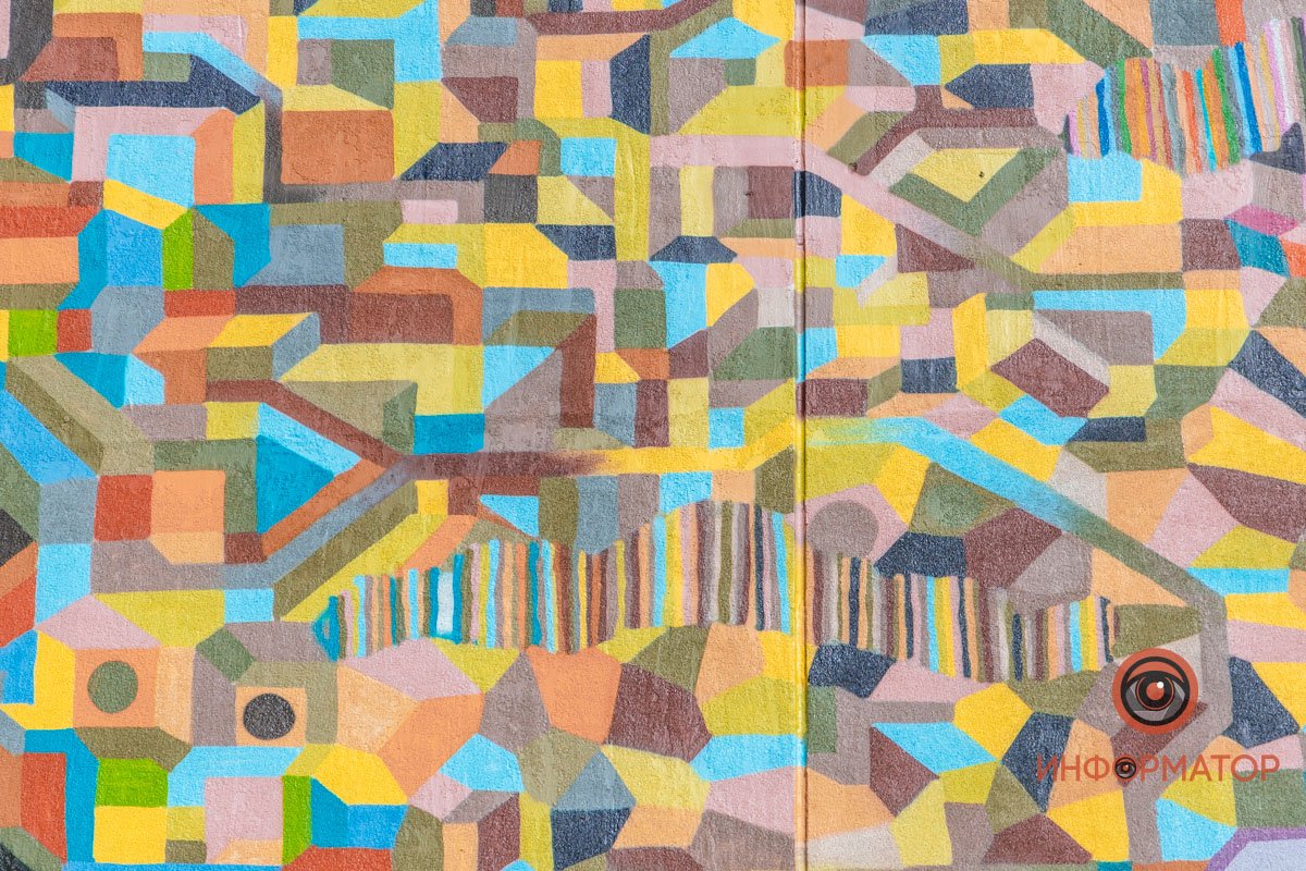 Причудливые формы и сотни оттенков: в Днепре на фасаде Строительной академии французский художник нарисовал красочный мурал 12