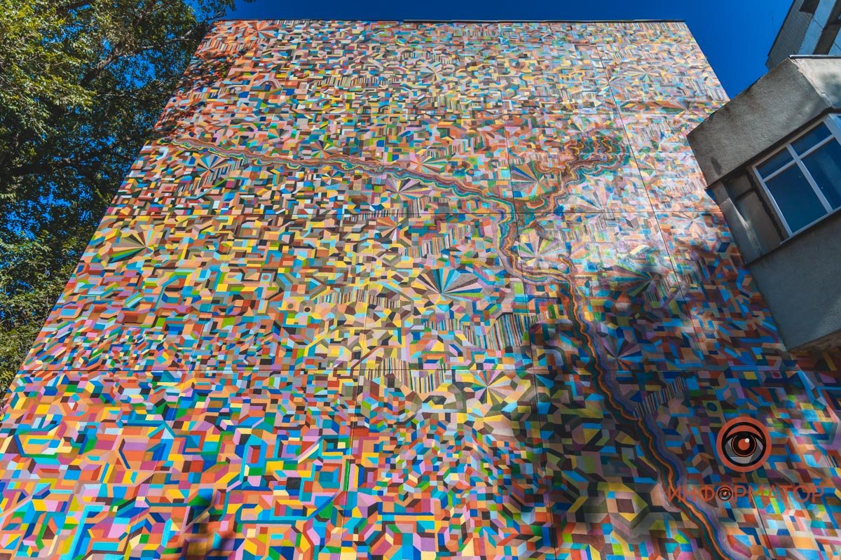 Причудливые формы и сотни оттенков: в Днепре на фасаде Строительной академии французский художник нарисовал красочный мурал 13