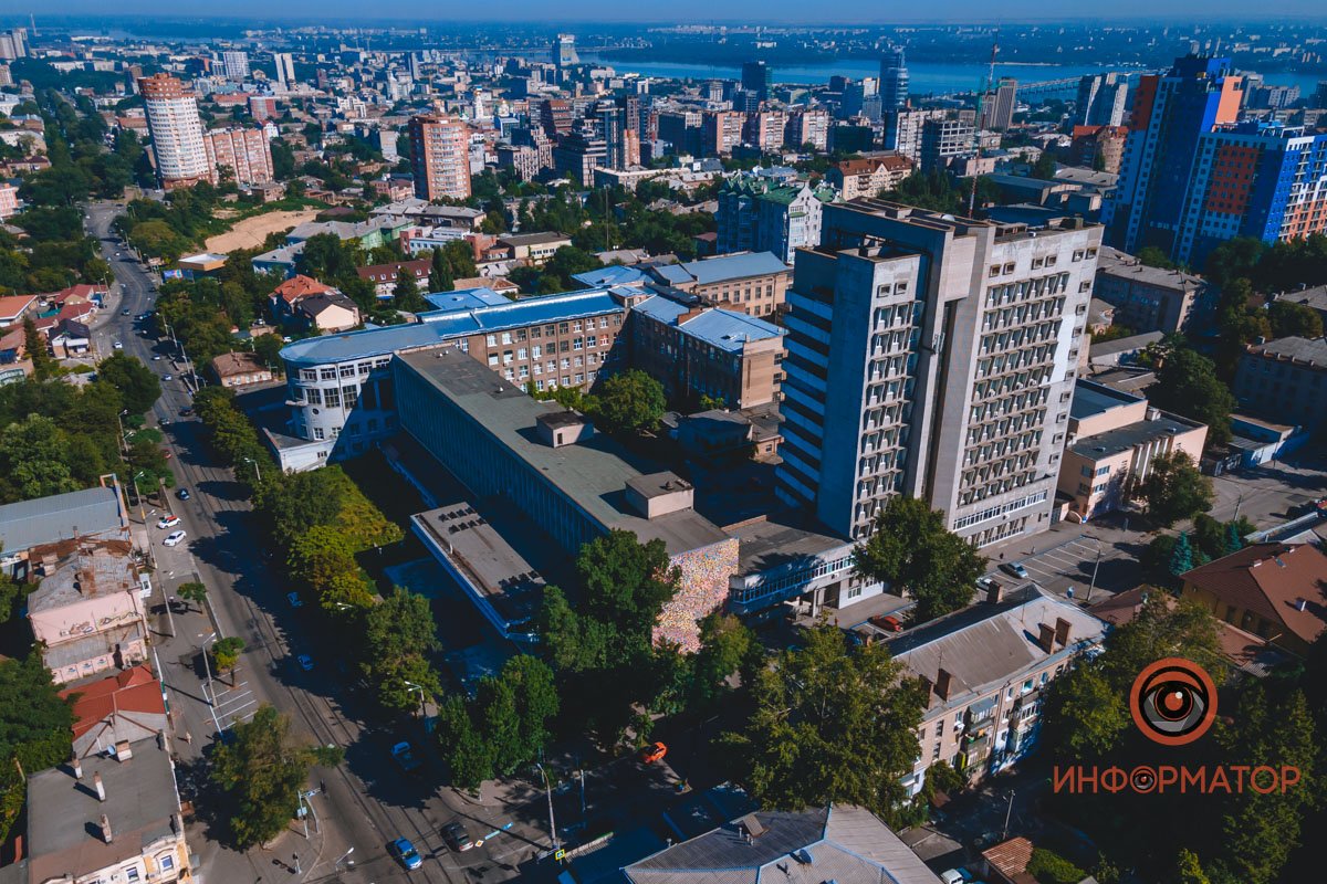 Причудливые формы и сотни оттенков: в Днепре на фасаде Строительной академии французский художник нарисовал красочный мурал 14