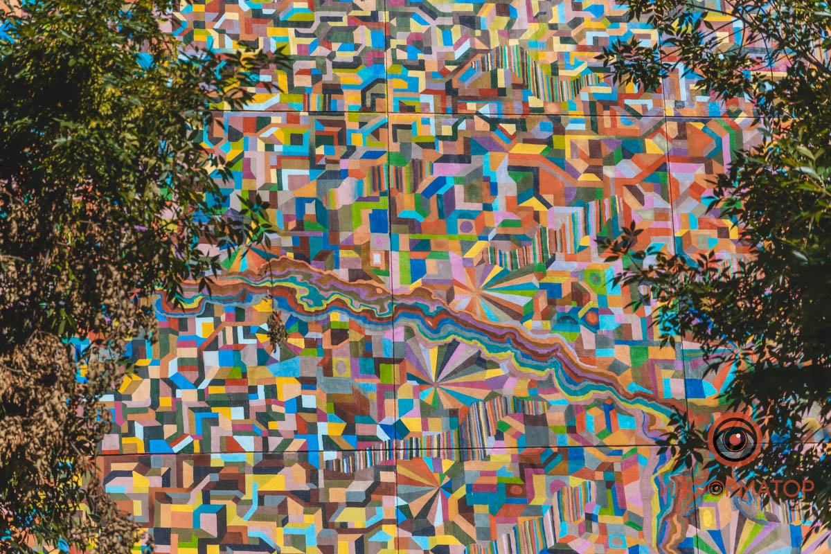 Причудливые формы и сотни оттенков: в Днепре на фасаде Строительной академии французский художник нарисовал красочный мурал 15