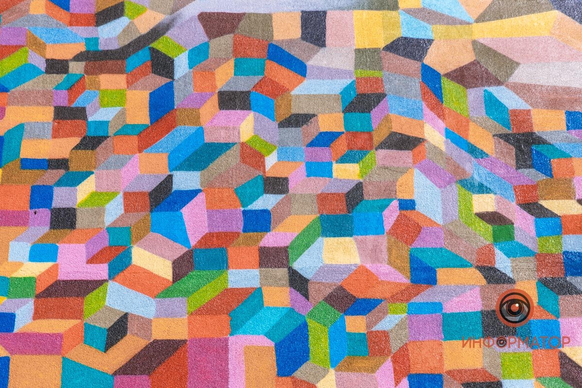 Причудливые формы и сотни оттенков: в Днепре на фасаде Строительной академии французский художник нарисовал красочный мурал 16