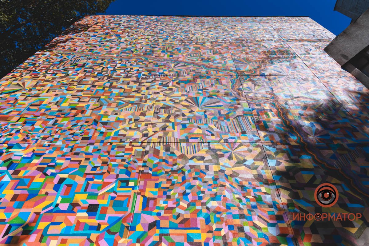 Причудливые формы и сотни оттенков: в Днепре на фасаде Строительной академии французский художник нарисовал красочный мурал 17