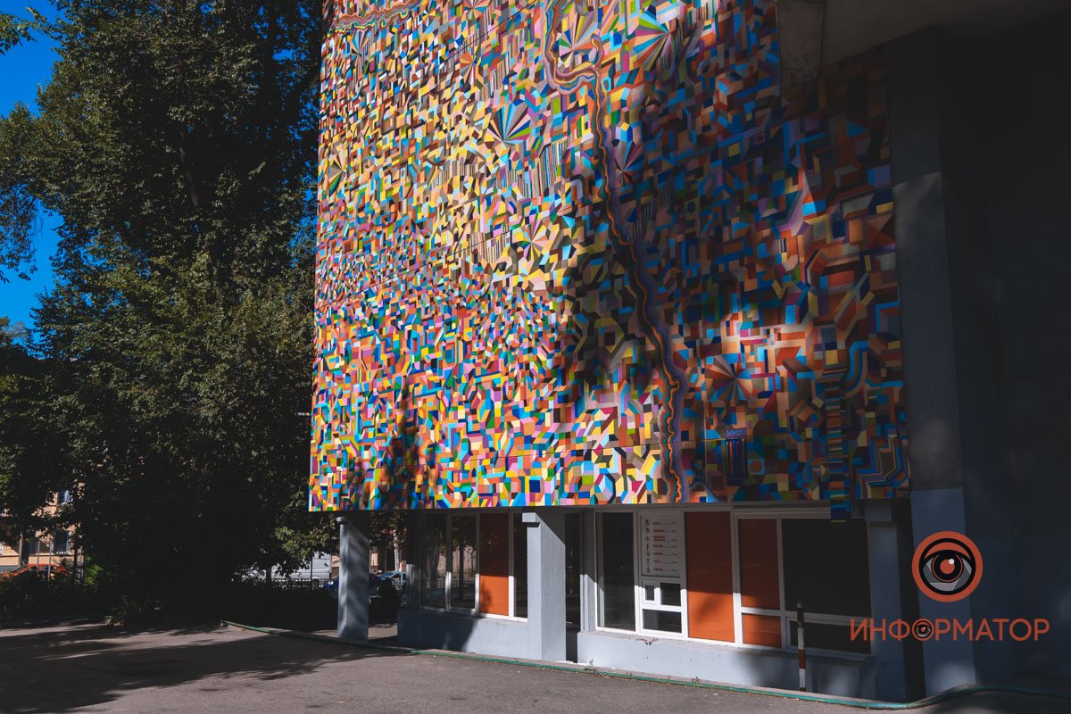 Причудливые формы и сотни оттенков: в Днепре на фасаде Строительной академии французский художник нарисовал красочный мурал 19