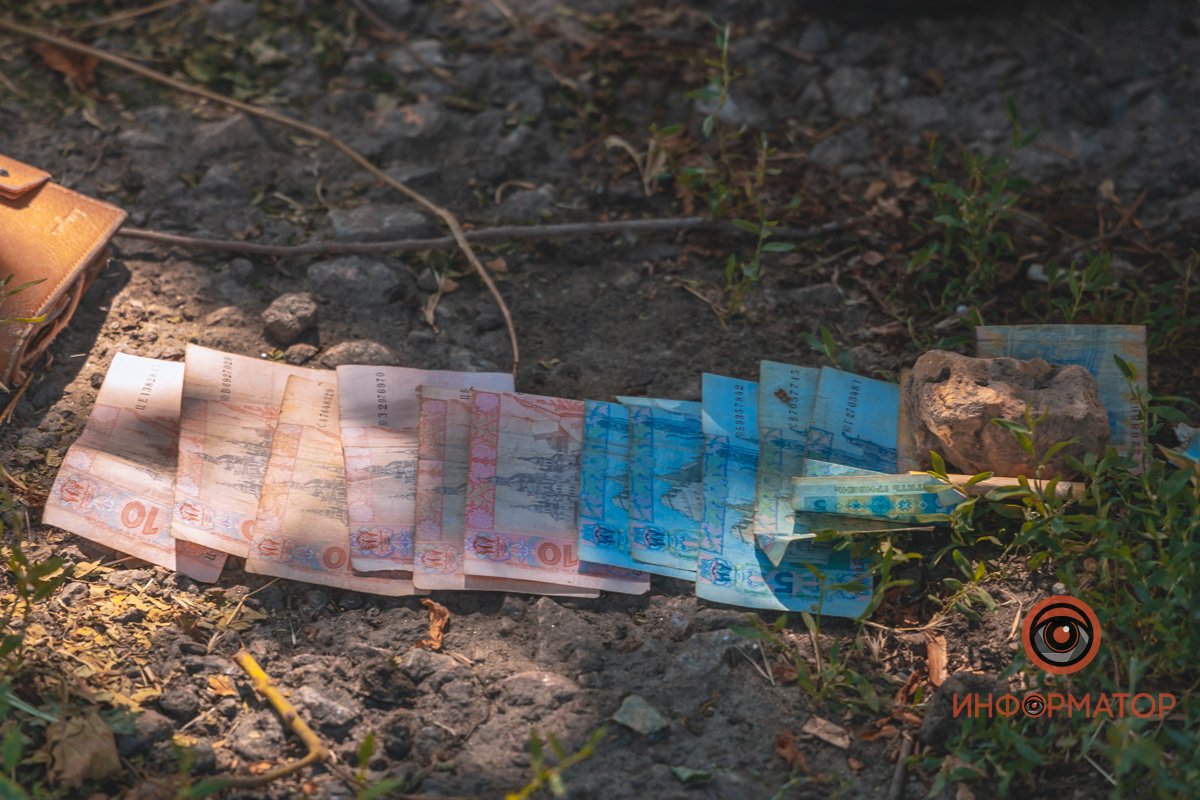 Пострадавший оставил свои сумки на поребрике