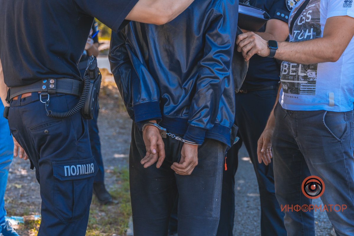 Он силой удерживал его до приезда патрульных