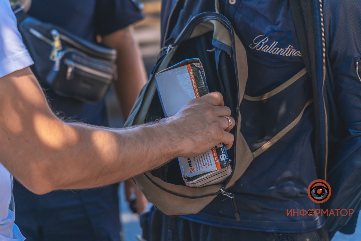 Задержанный успел сбросить одну сумку в кусты, а вторую – спрятал