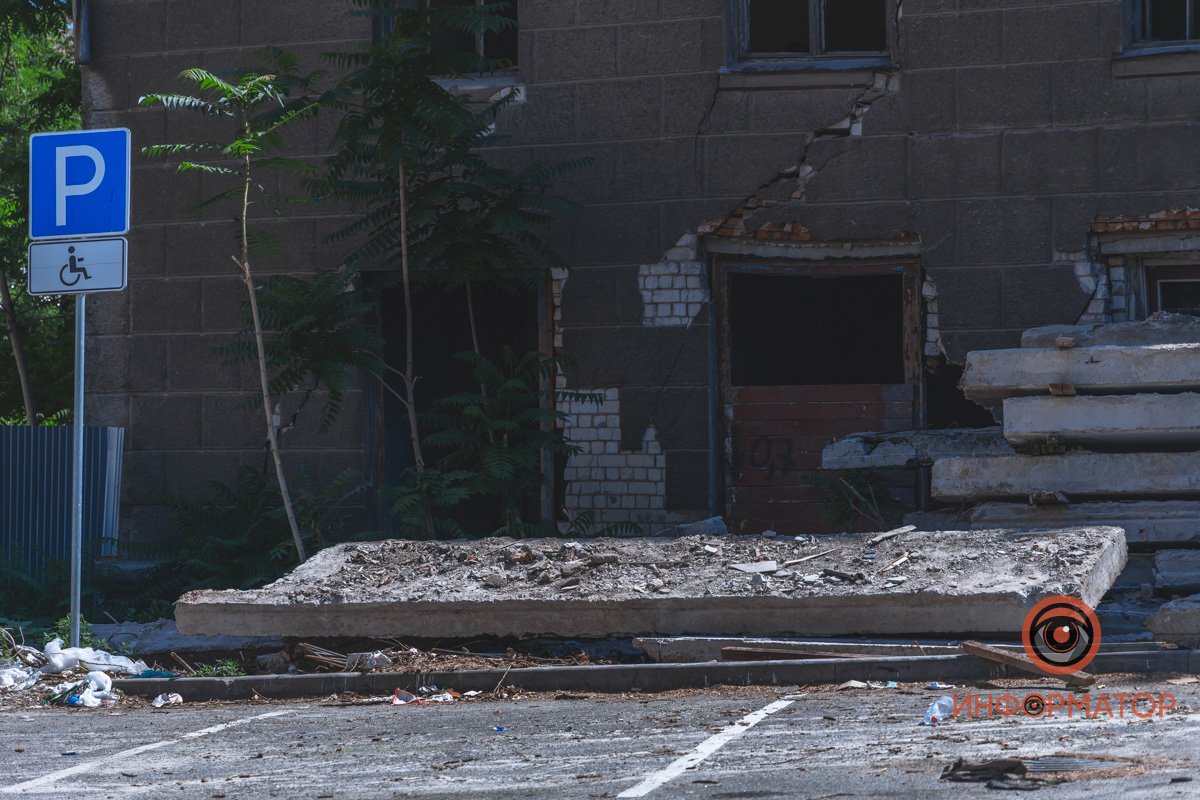 Здание в трещинах Здание в трещинах