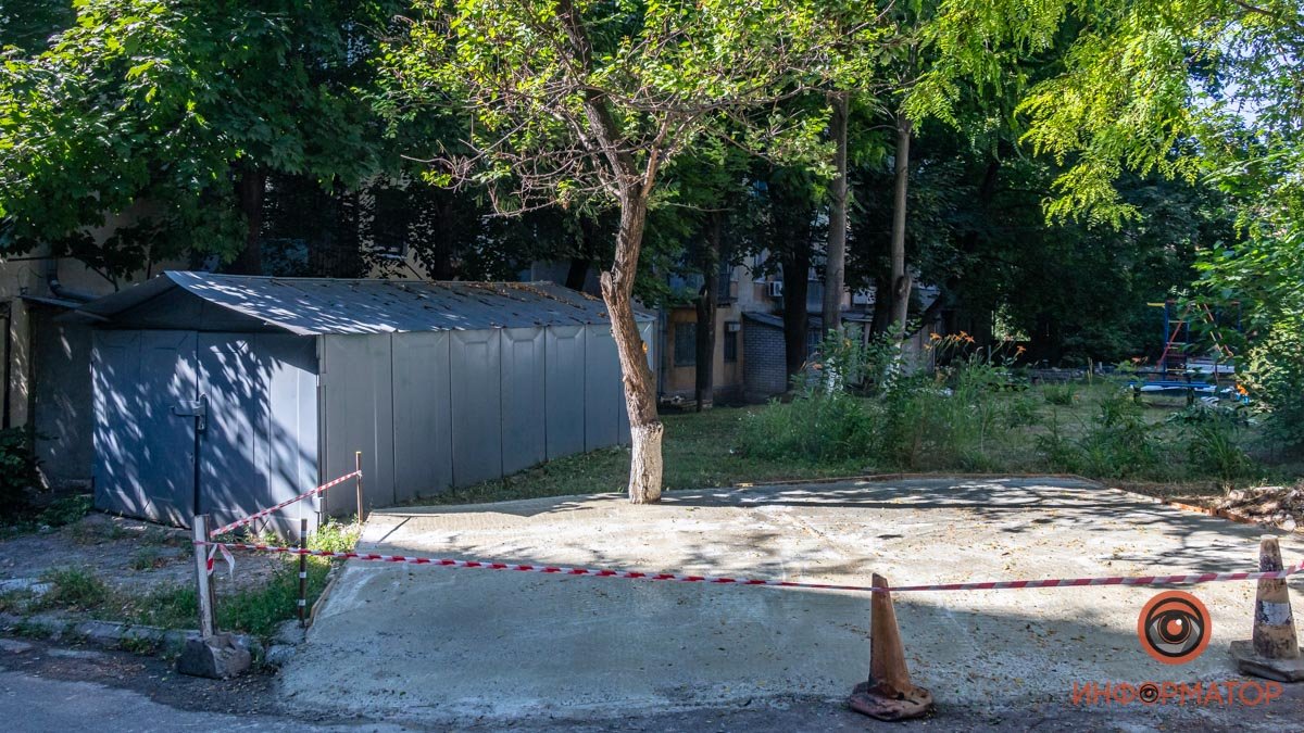Дерево закатали в бетон