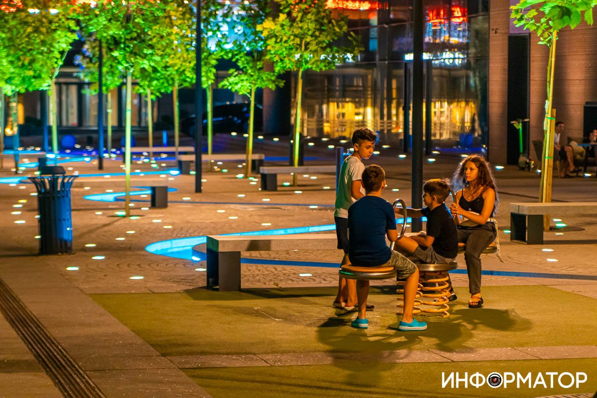 Дети на детской площадке