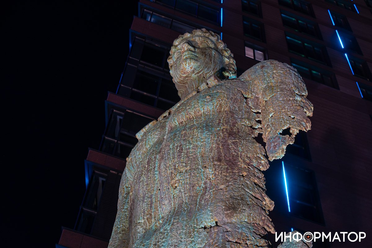 7-метровая скульптура Атланта