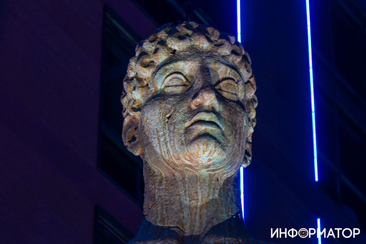 Лицо Атланта вблизи