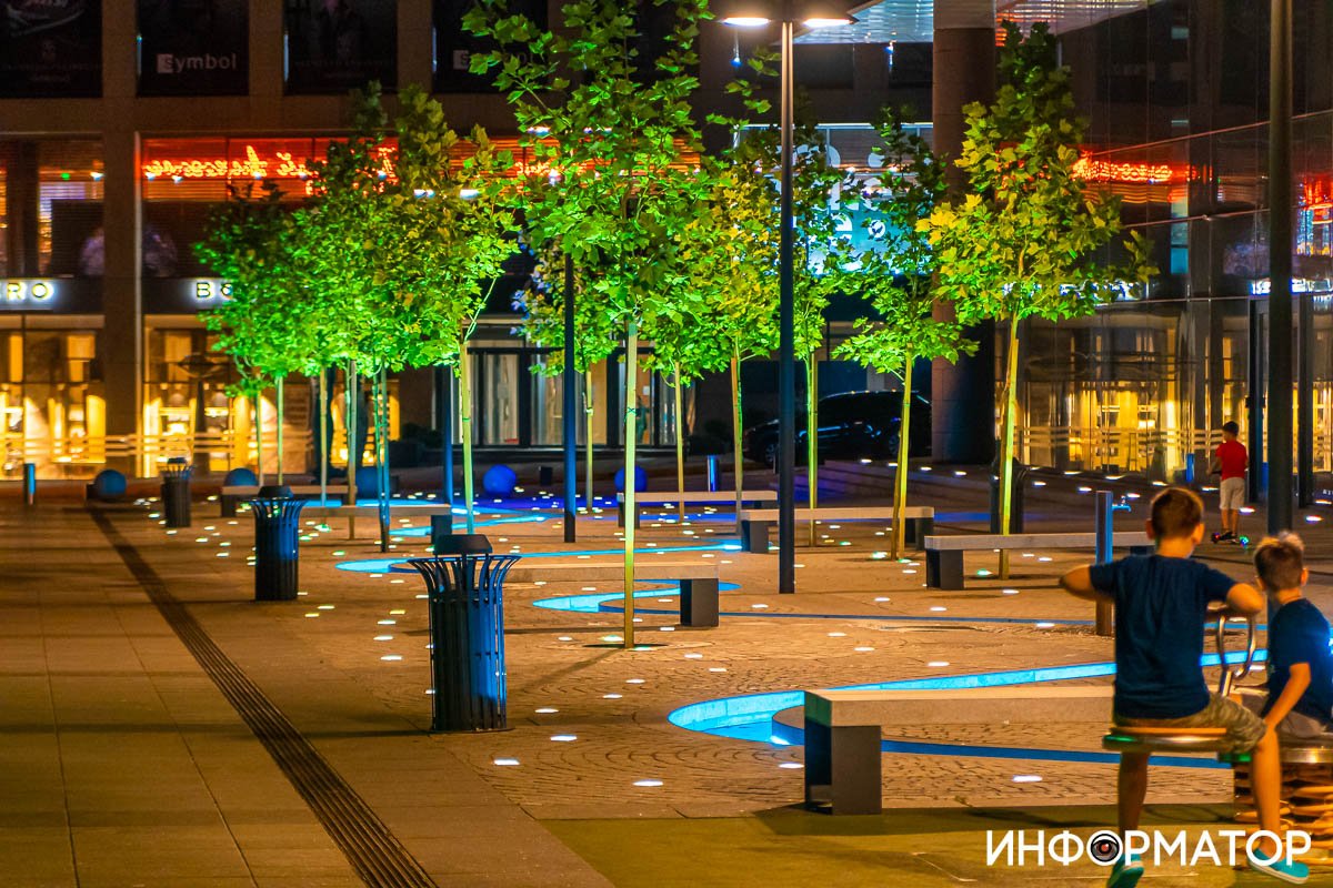 Вид ручья с подсветкой издалека