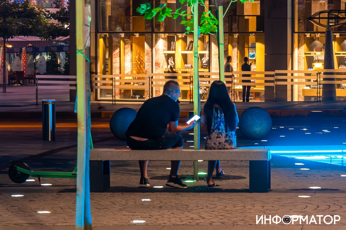 Скамейка возле искусственного ручья