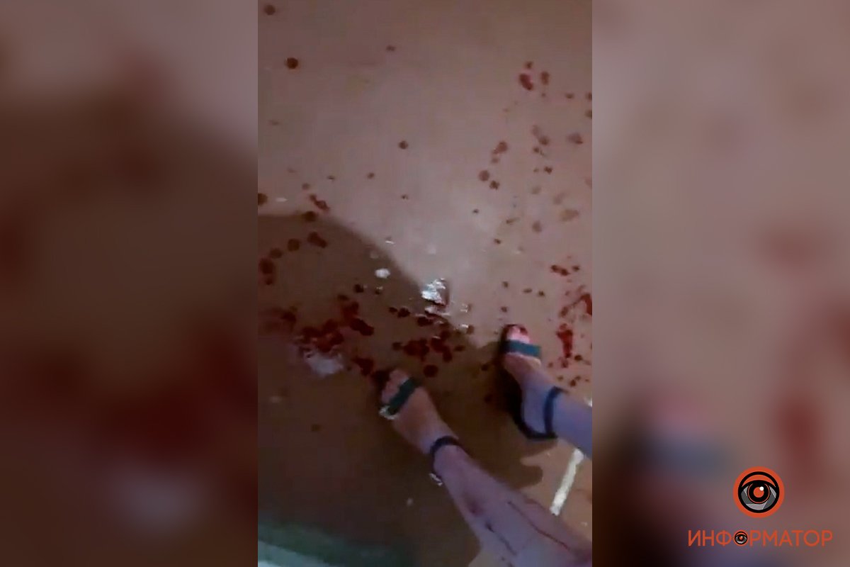В Днепре двое мужчин жестоко избили женщину в подъезде её дома 1