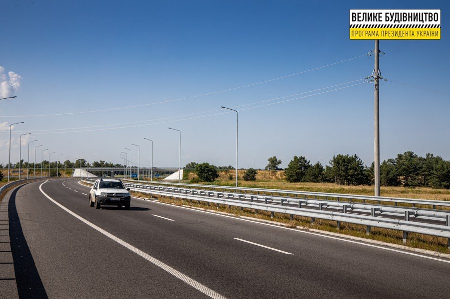 Трассу строят километр за километром Трассу строят километр за километром