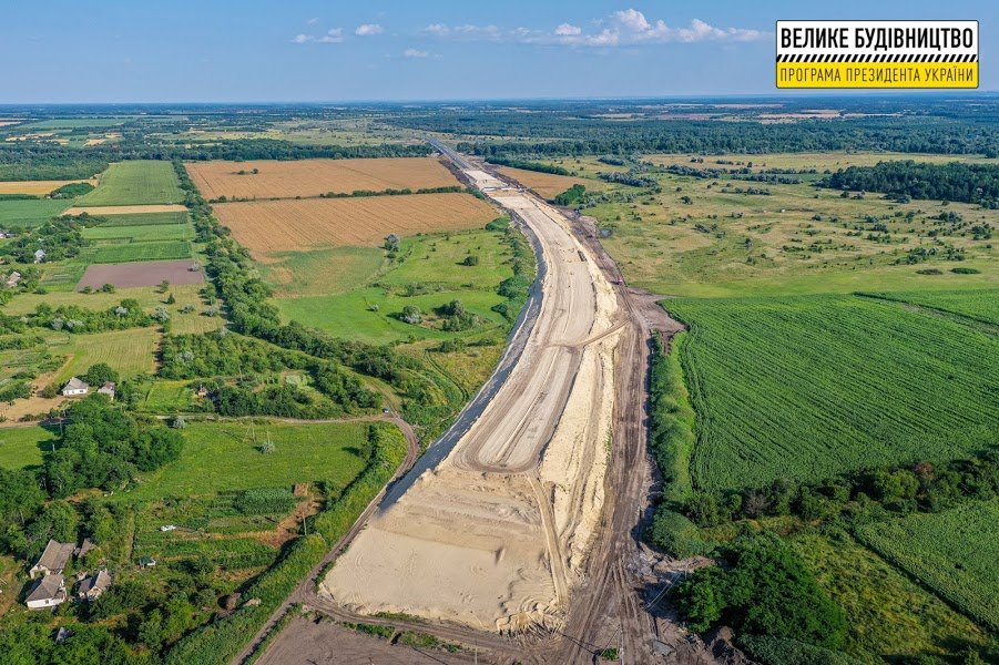 Дорожники отсыпают земляное полотно Дорожники отсыпают земляное полотно