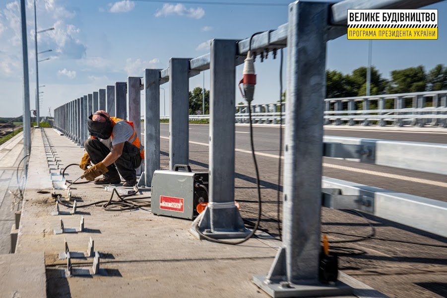 Транспортные развязки и путепроводы сводим по всей длине магистрали Транспортные развязки и путепроводы сводим по всей длине магистрали