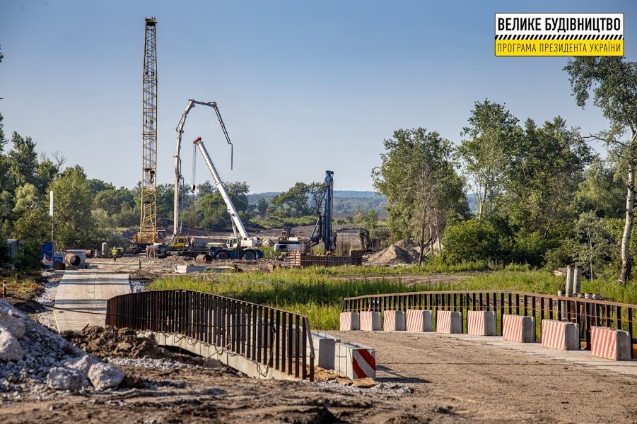 Трасса Днепр-Царичанка-Кобеляки-Решетиловка - один из самых амбициозных проектов программы Президента Украины Владимира Зеленского «Большая стройка». Трасса Днепр-Царичанка-Кобеляки-Решетиловка - один из самых амбициозных проектов программы Президента Украины Владимира Зеленского «Большая стройка».