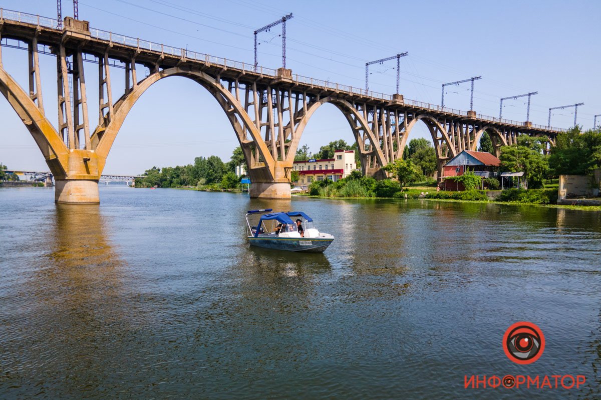 Каждый день на службу заступают как минимум 2 экипажа, которые патрулируют реку Днепр от Днепровского водохранилища до Запорожья Каждый день на службу заступают как минимум 2 экипажа, которые патрулируют реку Днепр от Днепровского водохранилища до Запорожья