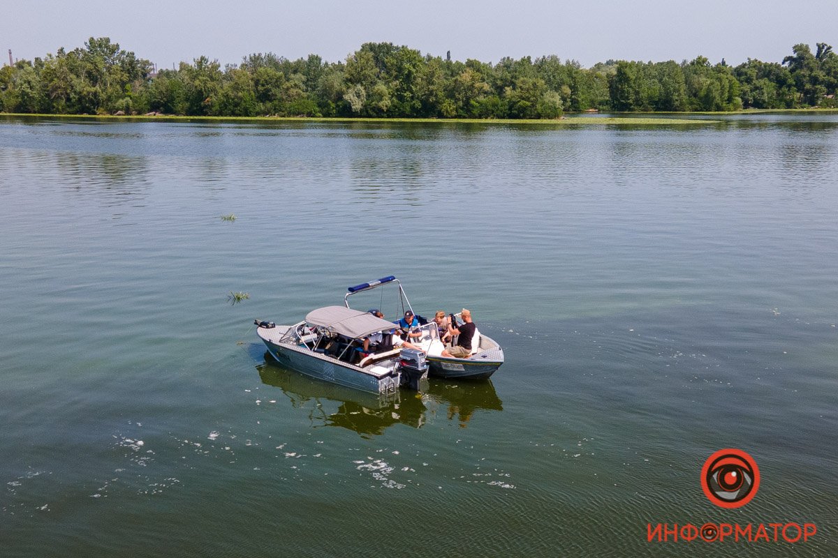 Вместе с инспектором Вячеславом Кратом наша съемочная группа села в полицейский катер, чтобы посмотреть, как проходит его работа Вместе с инспектором Вячеславом Кратом наша съемочная группа села в полицейский катер, чтобы посмотреть, как проходит его работа