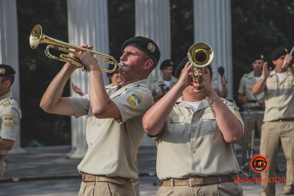 Фестиваль начался с выступления военного оркестра