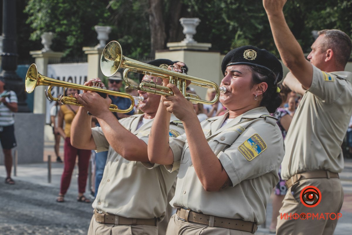 Мужчине на фоне явно нравится