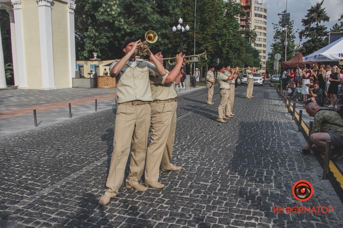 Проезжая часть превратилась в часть сцены