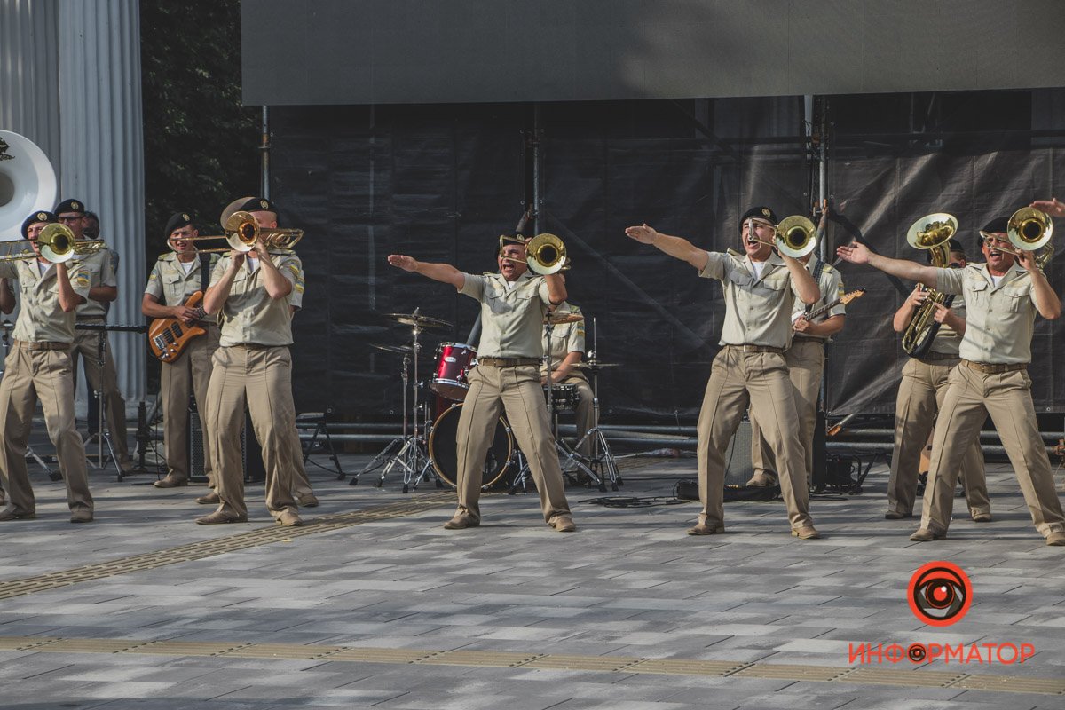 Куда ж без танцев 