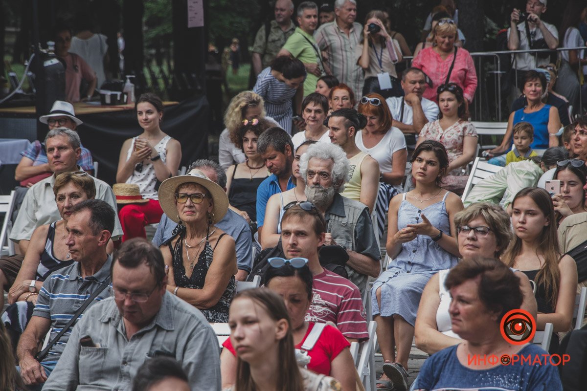 На сцене выступали коллективы из Украины, Польши, Франции, Австралии и США