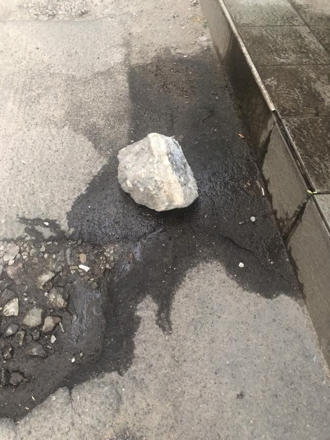 Она упала в 30 сантиметрах от коляски