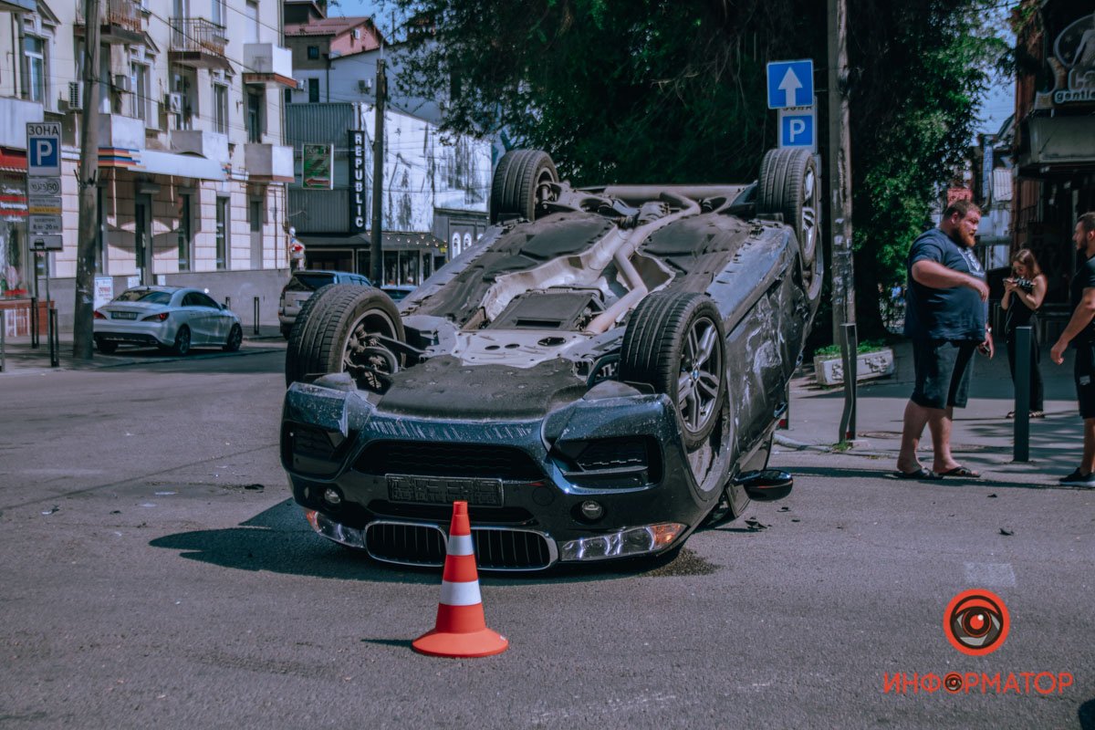 В результате столкновения перевернулся BMW