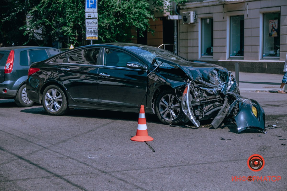 По предварительной информации, пострадало минимум три человека