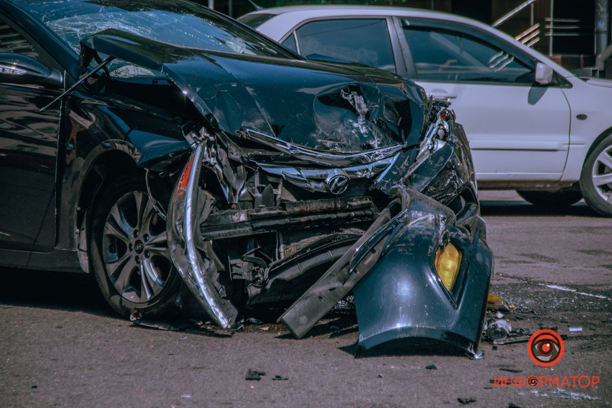 Предполагают, что оба автомобиля проехали на желтый свет светофоров