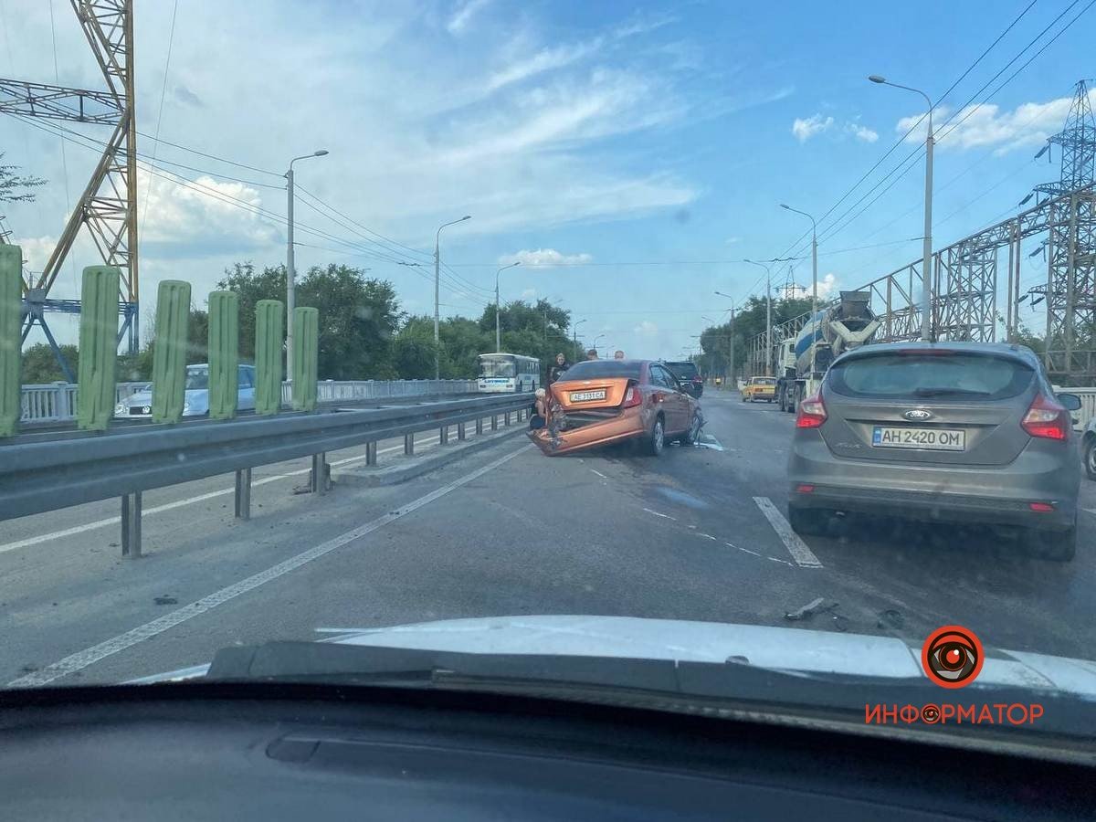 На Набережной Заводской Chevrolet на скорости влетел в отбойник На Набережной Заводской Chevrolet на скорости влетел в отбойник