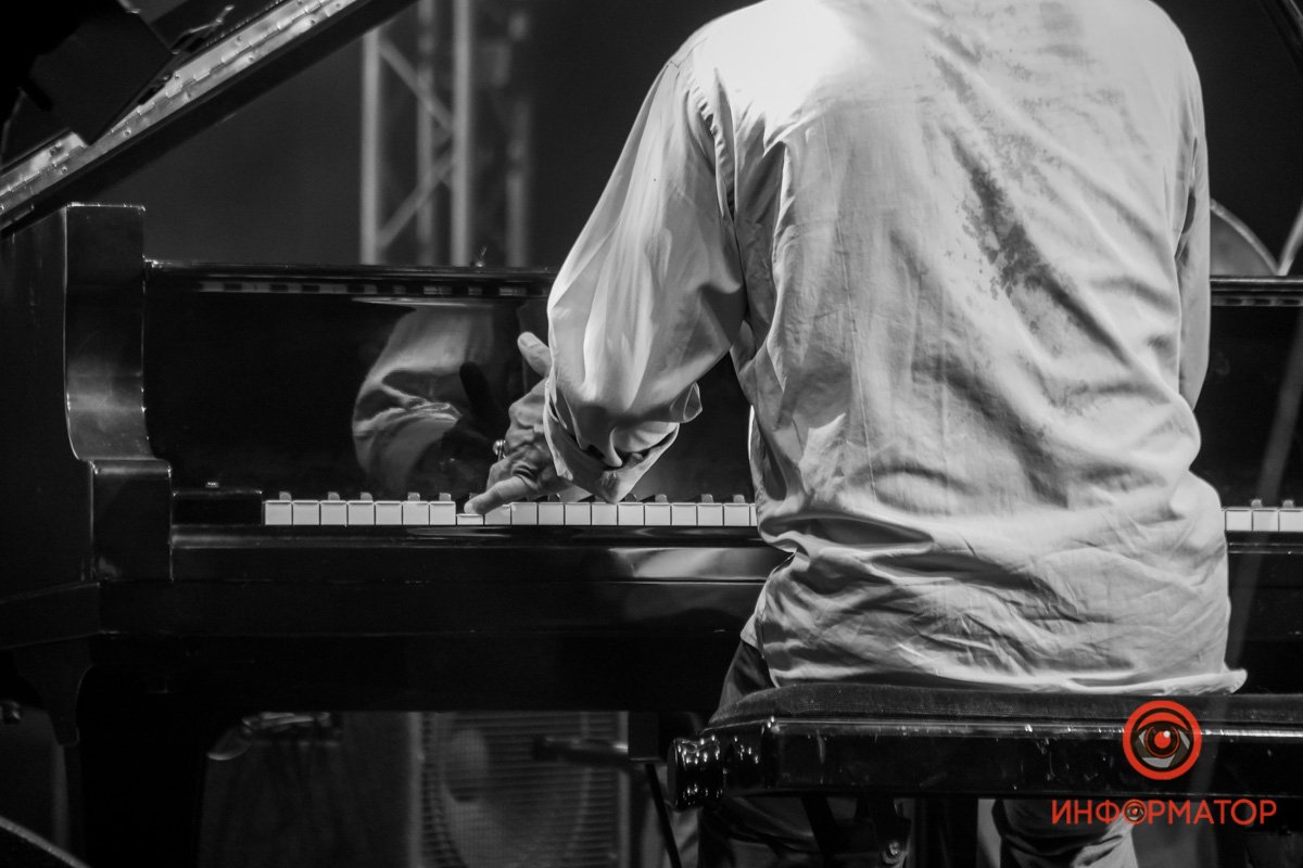 Он учился в Музыкальном колледже Беркли, одновременно выступая в чикагских и нью-йоркских клубах