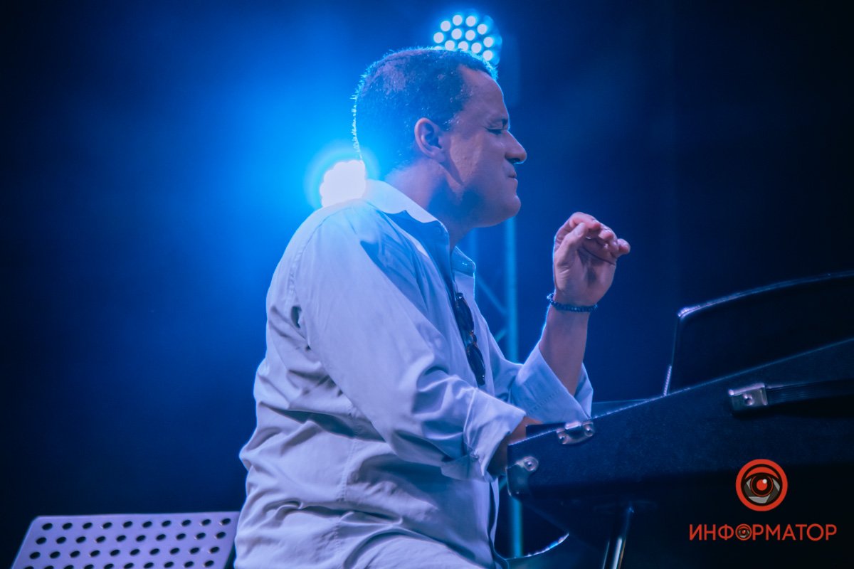 В лучах прожекторов