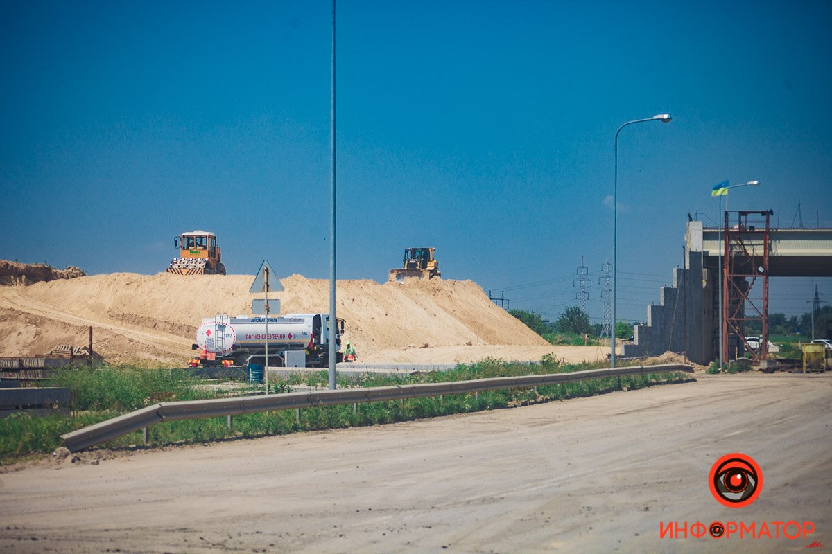 Возводят насыпь Возводят насыпь